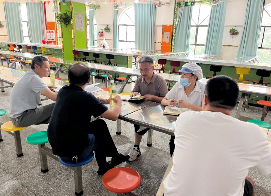 守护师生“舌尖”安全   濂溪区一中召开食品安全现场会(图1)