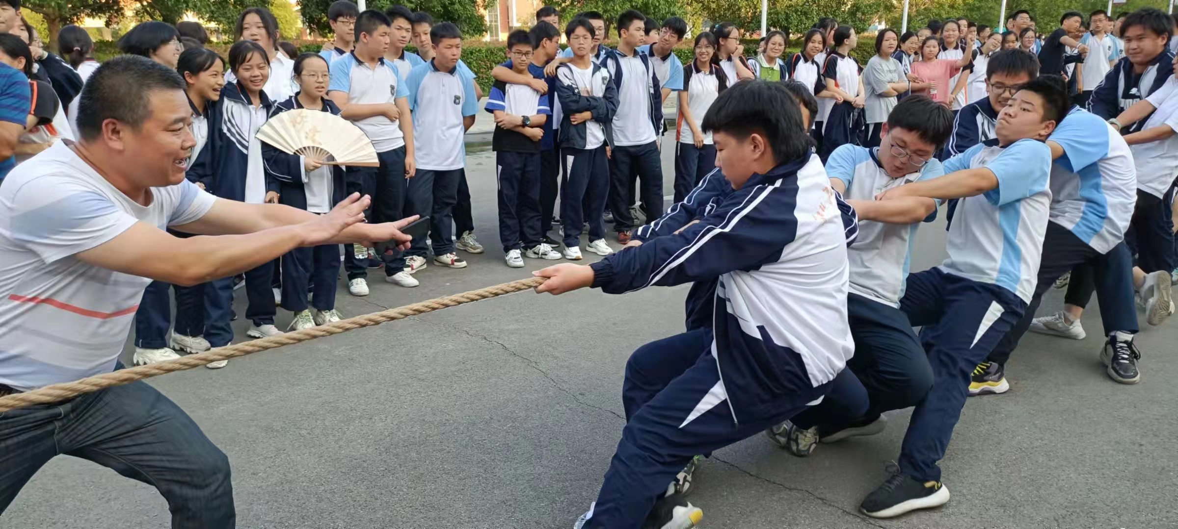 九年级举行拔河比赛(图3)