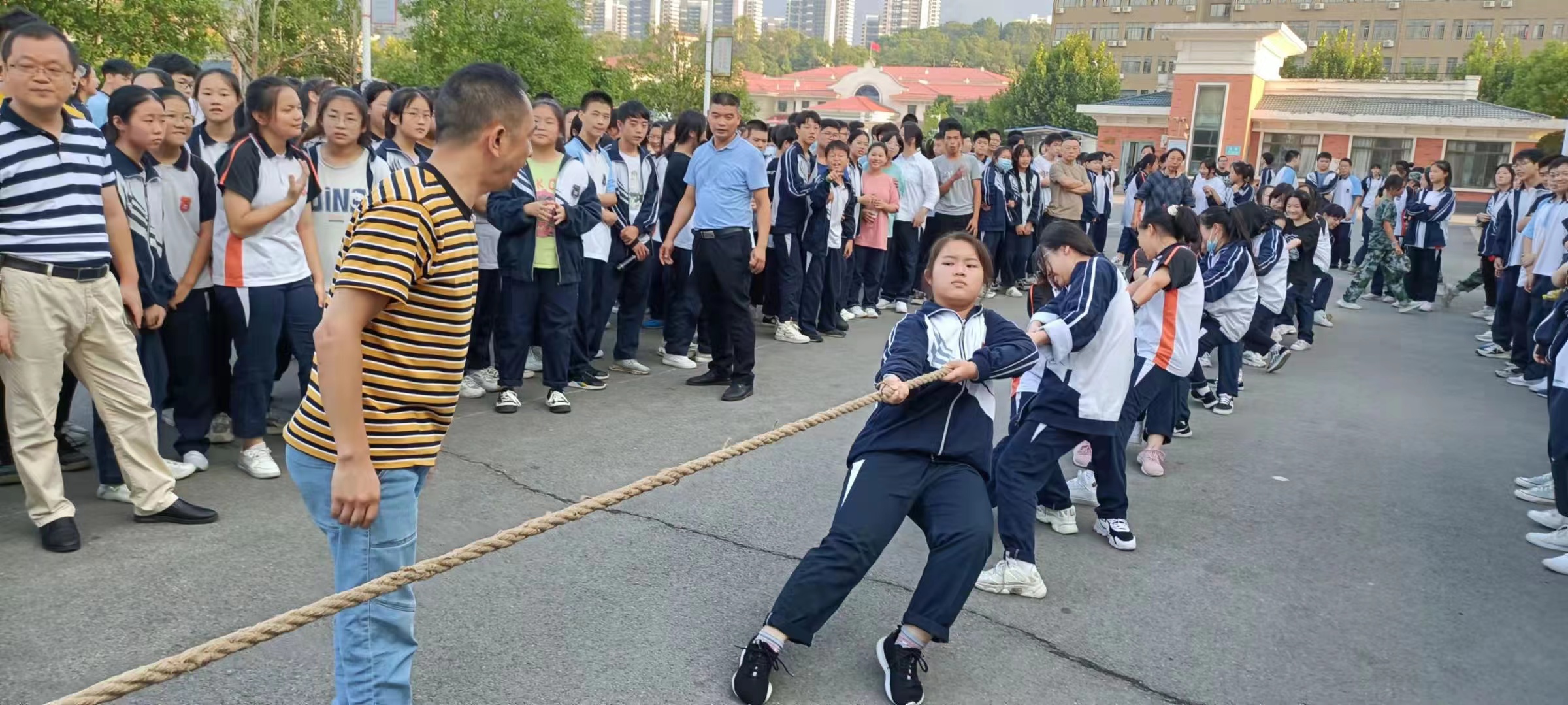 九年级举行拔河比赛(图2)